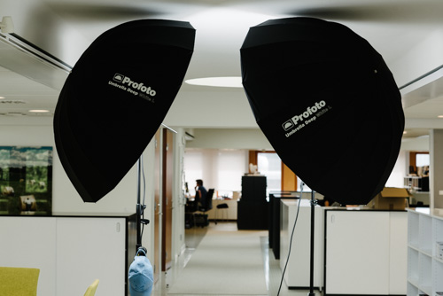 behind-the-scenes-BTS-setup-two-Profoto-B2-heads-with-Umbrella-Deep-Large-White-portrait