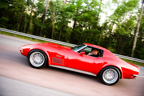 Fotografering av bil i fart på motorväg, denna gång en röd Corvette Stingray