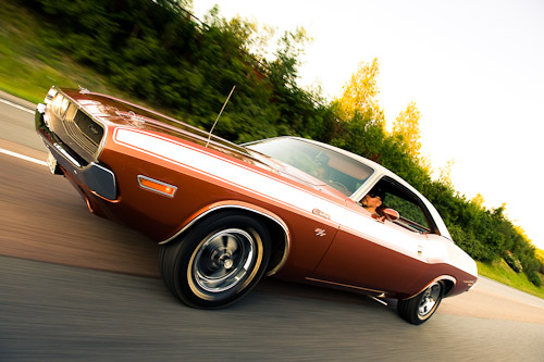 Dodge Challenger fotograferad i fart på motorväg