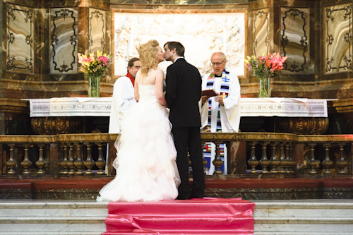 Bröllopsfotografering, brudparets kyss vid altaret