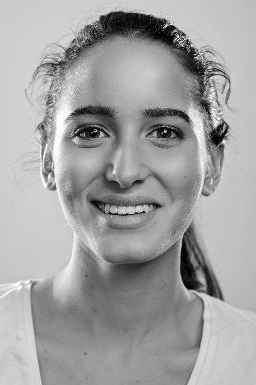 Modellfotografering med kvinnlig fotomodell, svartvitt porträtt (TFP). Fotograf Stefan Tell