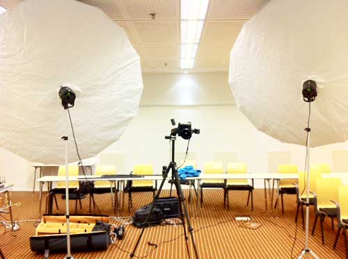 bakom-kulisserna-fotografering-profoto-umbrella-xl-x2-konferensrum