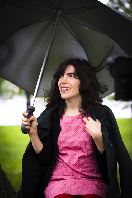 Isol med paraply under intervju 2013. Pressbild: fotograf Stefan Tell