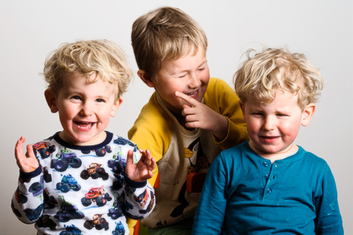 Gruppfoto av små barn med en blixt och en softbox. Profoto D1 i vardagsrummet. Fotograf Stefan Tell