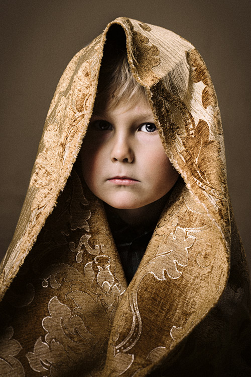 Barnporträtt med blick i fotostudio. 2 blixtar, Profoto D1 och beautydish. Fotograf Stefan Tell