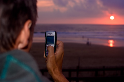 gammal-mobiltelefon-fotograferar-solnedgång