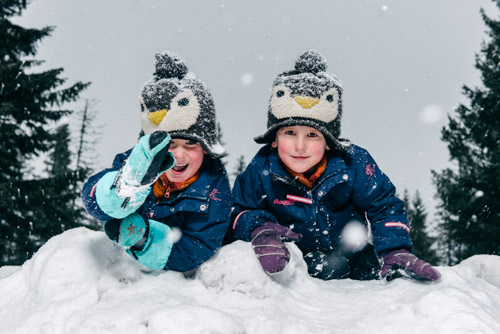 fotografera-barn-utomhus-med-en-blixt-i-snö-som-reflexskärm-Profoto-B2-OCF-Beautydish