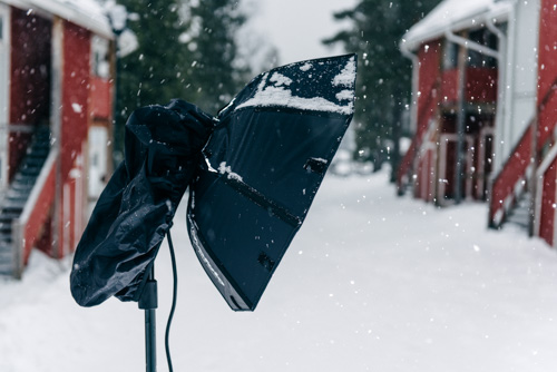 snöskydd-Profoto-B2-regnskydd-kameraväska-DIY-utomhus-fotografering-BTS