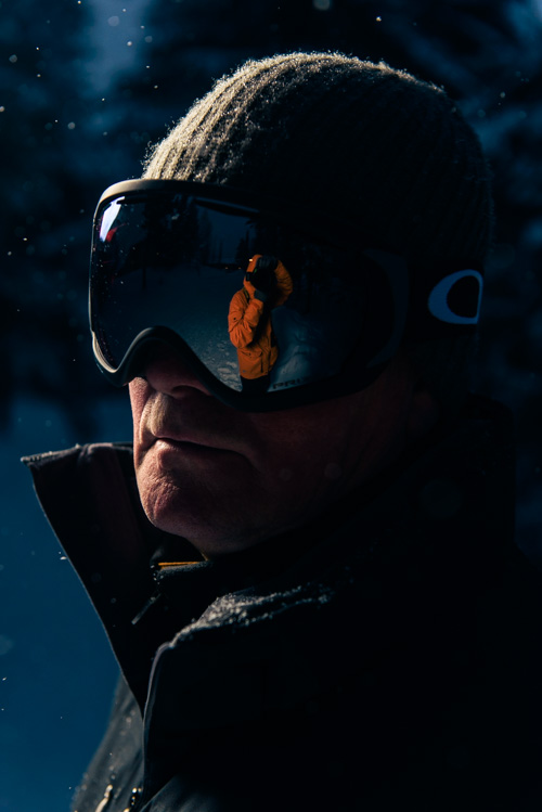 utomhusporträtt-en-blixt-Profoto-OCF-beautydish-reflektion-skidglasögon-fotograf-vinter