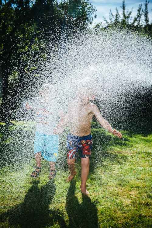 4_fotografera-barn-springer-genom-vatten-tomt-en-blixt
