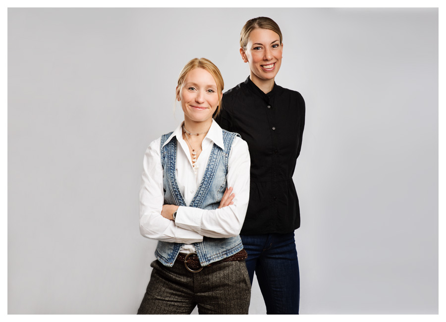 Porträttfotografering i fotostudio med två tjejer från Search Integration Porträttfotografering i fotostudio med två tjejer från Search Integration